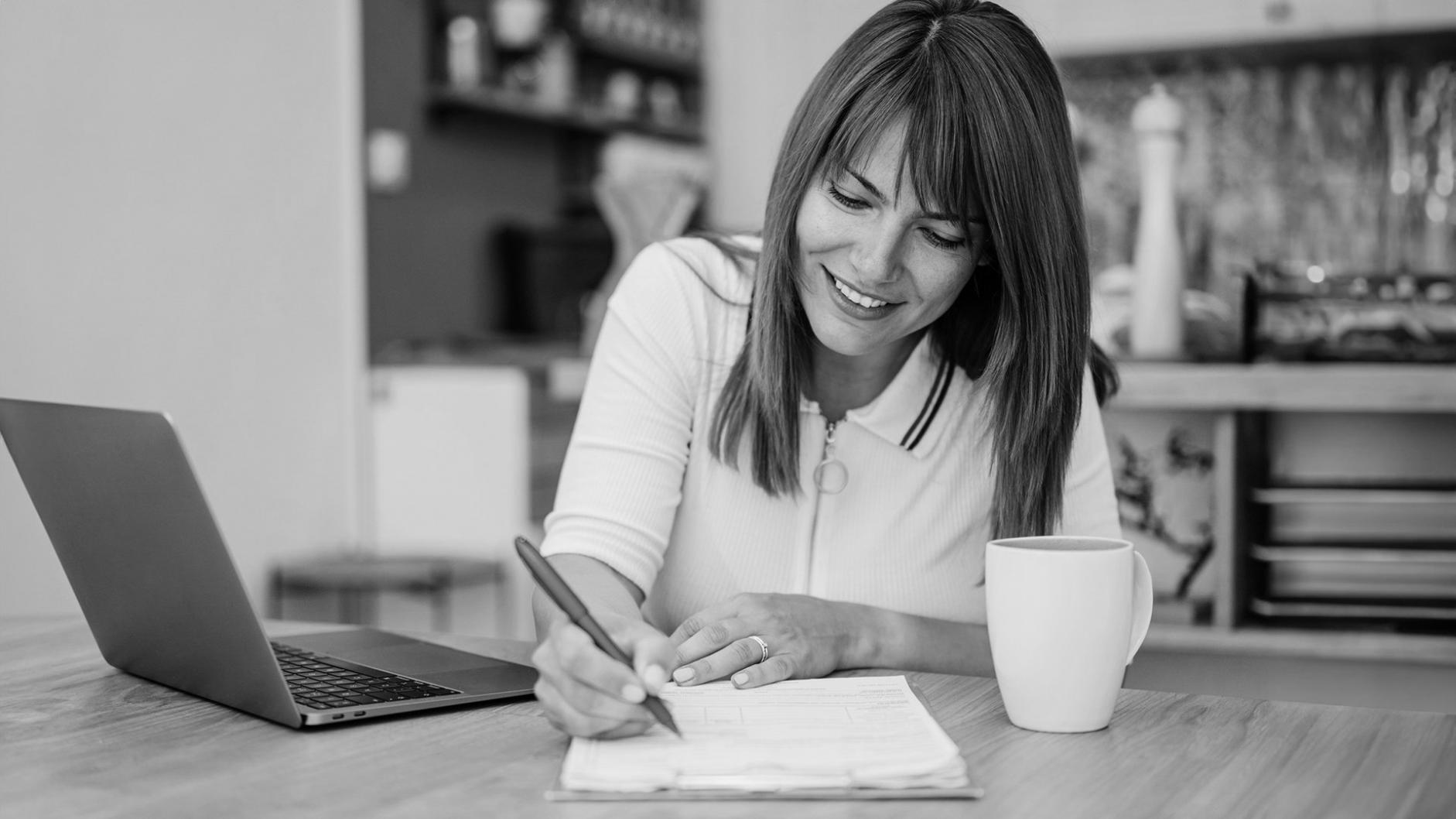 Teilnehmer beim kreativen Arbeiten während eines Workshops